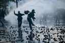 Des protestataires lancent des pavés lors d'une manifestation antigouvernemtale à Tirana, le 17 octobre 2026 en Albanie