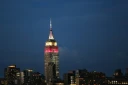 L'Empire State Building illuminé aux couleurs de Qatar Airways, photographié de Weehawken, New Jersey, le 27 juin 2017 