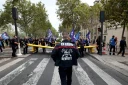Un pompier portant une inscription "En grève" participe à une manifestation organisée par une large coalition de syndicats, à Paris, le 28 septembre 2026