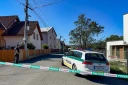 Des policiers gardent l’entrée d’une école à Staškov, dans le nord-ouest de la Slovaquie, après une attaque au couteau survenue le 29 septembre 2026