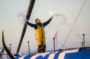 Charlie Dalin célèbre sa victoire dans le Vendée Globe aux Sables- d'Olonne le 14 janvier 2025.