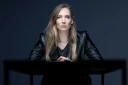 L'ancienne mannequin française Juliette G., "hameçonnée" pour être présentée au criminel sexuel américain Jeffrey Epstein, pose le 10 mars 2026 à Paris