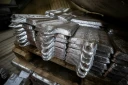 Des plaques d’argent non raffinées, empilées avant d’être traitées dans la fonderie de Głogów, propriété de KGHM, le géant métallurgique du pays, le 24 mars 2026, en Pologne