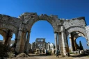 Les ruines de l'église Saint-Siméon, datant du Ve siècle, à une trentaine de kilomètres au nord-ouest d'Alep, dans le nord de la Syrie, le 18 juillet 2026, lors d'une visite d'archéologues français