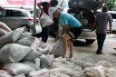 Des habitants installent des sacs de sable pour se protéger du typhon Bavi, le 9 juillet 2026 à Taipei, sur l'île de Taïwan
