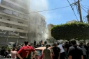 Des habitants sur le site d'une frappe aérienne israélienne qui a ciblé un bâtiment dans la banlieue sud de Beyrouth, le 14 juin 2026 au Liban