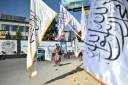 Un vendeur afghan vend des drapeaux talibans à Kaboul le 15 août 2026, alors que le gouvernement taliban célèbre le cinquième anniversaire de son retour au pouvoir