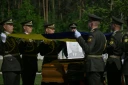 Des militaires de la garde d’honneur ukrainienne tiennent des drapeaux nationaux au-dessus des cercueils contenant les dépouilles d’Andriy Melnyk, mort en 1964 et chef d’une branche de l’Organisation des nationalistes ukrainiens (OUN) lors de leur cérémonie de réinhumation au cimetière militaire national près de Kiev, le 25 mai 2026