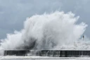 De fortes vagues déferlent le long de la côte à Yilan, alors que le typhon Bavi se dirige vers le nord-est de Taïwan, le 10 juillet 2026