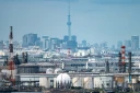 Vue de la zone industrielle de Tokyo, depuis la plateforme d'observation de Kawasaki Marien à Kawasaki, dans la préfecture de Kanagawa, le 17 août 2026 au Japon