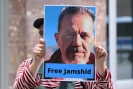 Un manifestant tient une photo de Jamshid Sharmahd, devant le ministère allemand des Affaires étrangères à Berlin, le 31 juillet 2023