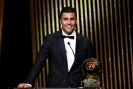 Le milieu de terrain espagnol de Manchester City Rodri reçoit le Ballon d'or lors de la cérémonie 2024, à Paris, le 28 octobre 2024