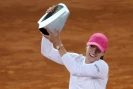 La Polonaise Iga Swiatek brandit son trophée après sa victoire contre Aryna Sabalenka, le 4 mai 2024 à Madrid