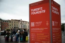 Un panneau d'information sur le prix d'un billet d'entrée à la journée pour les touristes, près de la gare Santa Lucia, à Venise, le 24 avril 2024