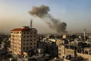 De la fumée s'élève au-dessus des immeubles après un bombardement sur Rafah au sud de la bande de Gaza le 27 mars 2024