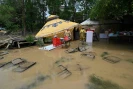 Des habitants nettoient et récupèrent des affaires après des inondations à Quingyuan, dans la province du Guangdong, le 24 avril 2024 dans le sud de la Chine