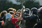 Des policiers anti-émeutes s'opposent à des lycéens lors d'une manifestation devant le lycée Le Corbusier, à Aubervilliers, le 1er octobre 2026 ( AFP / LOU BENOIST )
