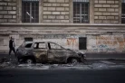 Une voiture brûlée dans le centre de Paris après un week-end de manifestations et de violences, le 19 octobre 2026