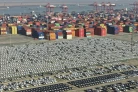 Des voitures en attente d'exportation au terminal à conteneurs de Longtan du port de Nanjing, dans la province du Jiangsu, le 14 janvier 2026 en Chine