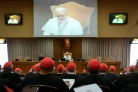 Photo diffusée par les médias du Vatican, le 10 mai 2025, du pape Léon XIV lors d'une rencontre avec des cardinaux au Vatican