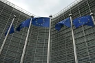 Les drapeaux de l'Union européenne, devant la Commission à Bruxelles, le 9 juin 2026