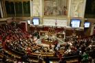 Les députés applaudissent après le vote sur la loi intégrale à l'Assemblée nationale le 13 octobre 2026, à Paris