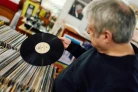 Un client examine un vinyle de la boutique Flashback Records, le 18 avril 2024 à Londres 