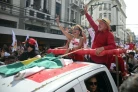 Le président sortant et candidat à la présidentielle du Parti des travailleurs (PT), Luiz Inácio Lula da Silva, salue ses partisans lors d'un rassemblement de campagne avant le second tour de l'élection, le 16 octobre 2026 à Juiz de Fora, dans l'État du Minas Gerais, au Brésil