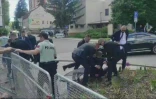 Cette image tirée d'une vidéo obtenue par AFPTV montre des agents de sécurité transportant le Premier ministre slovaque Robert Fico (au centre) vers un véhicule après qu'il a été blessé par balle à Handlova, en Slovaquie, le 15 mai 2024