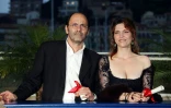 Agnès Jaoui et Jean-Pierre Bacri reçoivent le prix du meilleur scénairo pour le film "Comme une image" au Festival de Cannes, le 22 mai 2004