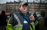 Régis adepte de la "Nuit debout" le 6 avril 2016 place de la République à Paris