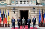 Dans l'ordre, Olaf Scholz, Emmanuel Macron, Mario Draghi, et Klaus Iohannis avec Volodymyr Zelensky (au milieu) le jeudi 16 juin 2022 sur le perron du palais présidentiel ukrainien à l'occasion d'une visite historique en Ukraine, touché par la guerre. 
