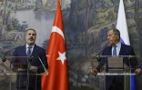 Le ministre russe des Affaires étrangères Sergueï Lavrov (d) et son homologue turc Hakan Fidan, le 31 août 2023 à Moscou