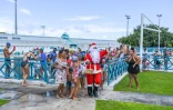 Le Port : le père Noël fait une escale à la piscine