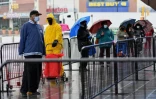 Des gens font la queue pour recevoir une aide alimentaire, le 24 avril 2020 à New York 