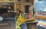 Rachida Dati monte à l’arrière d’un camion et ramasse les poubelles dans les rues de Paris