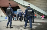 Des policiers patrouillent devant le Palais des Congrès à Paris le 12 décembre 2015