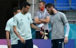 Le milieu de terrain espagnol Sergio Busquets (g) et le gardien de but David De Gea lors d'un entraînement à Saint-Pétersbourg (Russie) le 1er juillet 2021 