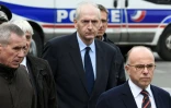 Le préfet de police de Paris Michel Cadot (C) et le ministre de l'Intérieur Bernard Cazeneuve le 18 novembre 2016 à Paris