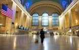 Une femme dans le hall désert de la gare de Grand Central Station, à New York, le 24 avril 2020 