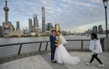Photo de mariage, sur le Bund à Shanghaï le 16 mars 2020