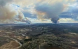 Cette image diffusée par Alberta Wildfire montre des colonnes de fumée dans la zone forestière cannadienne de Fort McMurray, en Alberta, le 13 mai 2024