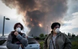 Des riverains de Seseña attendent d'être évacués alors qu'un nuage de fumée toxique se dirige vers la ville espagnole, après un incendie dans une décharge sauvage de pneus le 13 mai 2016
