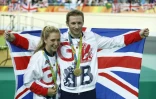 Les pistards britanniques Jason Kenny et sa fiancée Laura Trott, sacrés au keirin et à l'omnium sur le vélodrome de Rio, le 16 août 2016
