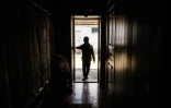 Le jeune fils d'Andriï Oleiïnik dans sa maison aux fenêtres condamnées, le 11 mai 2022 à Mykolaïvka, est de l'Ukraine
