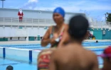Le Port : le père Noël fait une escale à la piscine