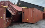 containers sur le port de Longoni apres le passage de Chido à Mayotte