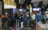 Des voyageurs espérant attraper un vol à l'aéroport international de Johannesburg, le 27 novembre 2021