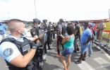 Manifestation pour la fermeture de l'aéroport, les forces de l'ordre sur place