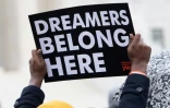 Une personne brandit une pancarte de soutien aux "Dreamers", le 12 novembre 2019 à Washington